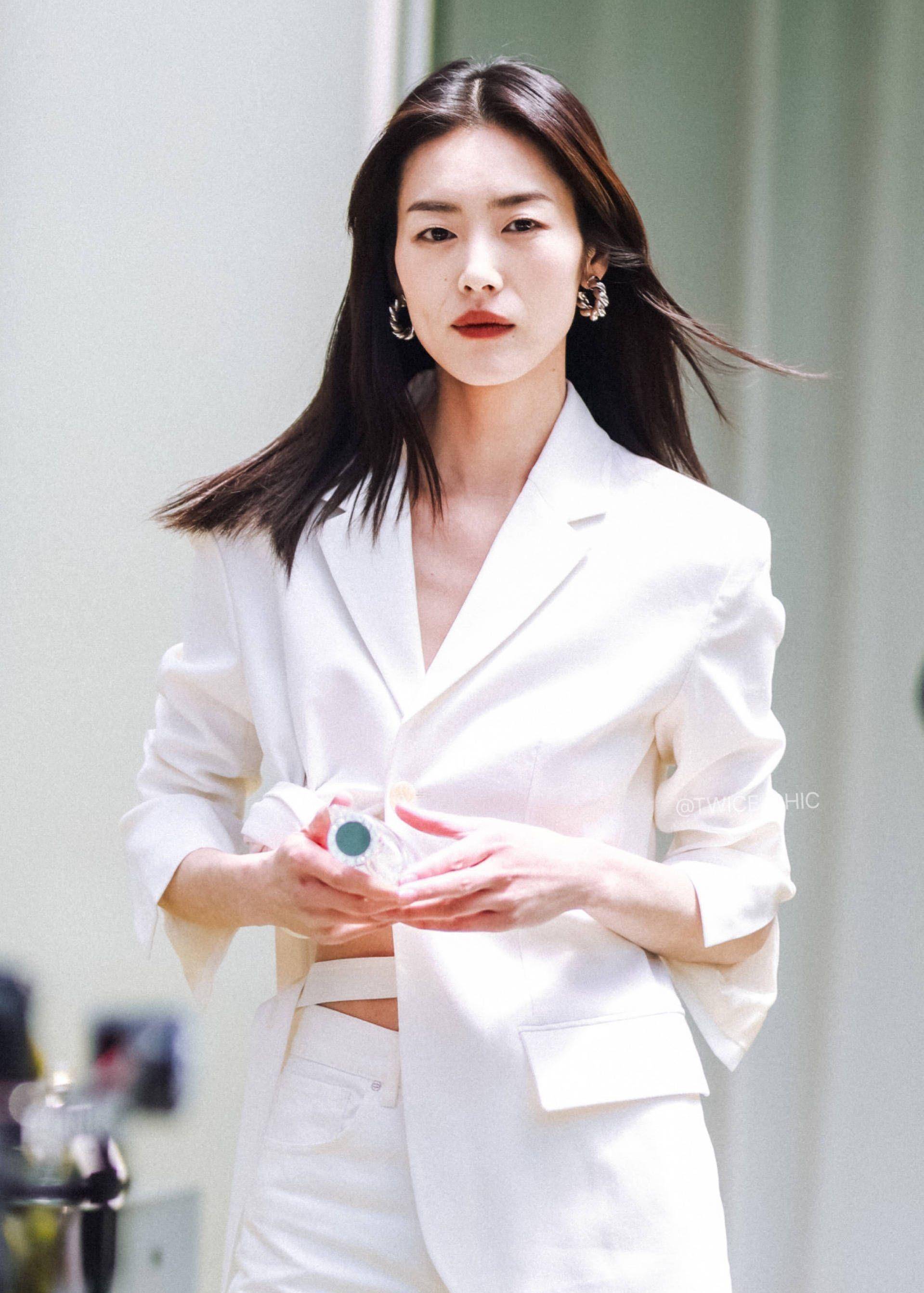 超模刘雯白色西装亮相活动,简约大气中性风格,展现高级感_气质_时尚_
