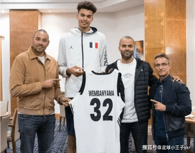 文班亚马从体重上就输给了曾经的姚明?_杨毅_约基奇_身高