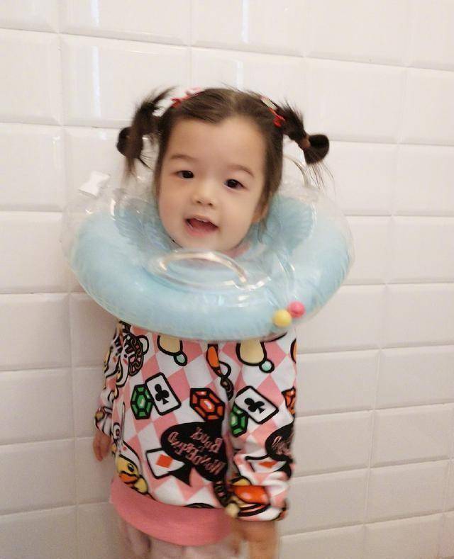 陈赫一家游玩迪士尼,女儿安安肥嘟嘟的小脸太可爱,现场撒狗粮啊_张子