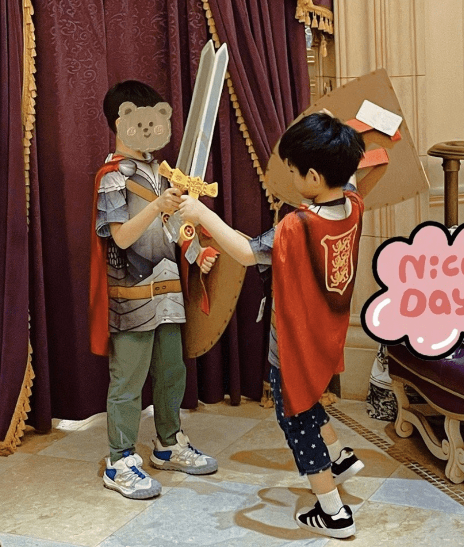 陈妍希颖儿带娃同游迪士尼,小星星睫毛又长又密,小月亮很像付辛博_带