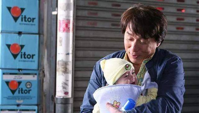 成龙出演电影《宝贝计划》中的小baby,如今都14岁了,还敢认吗?