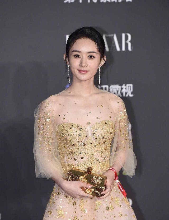 芭莎夜景合影,c位成了烫手山芋,无人敢抢,刘涛被迫站起来_赵丽颖_倪妮