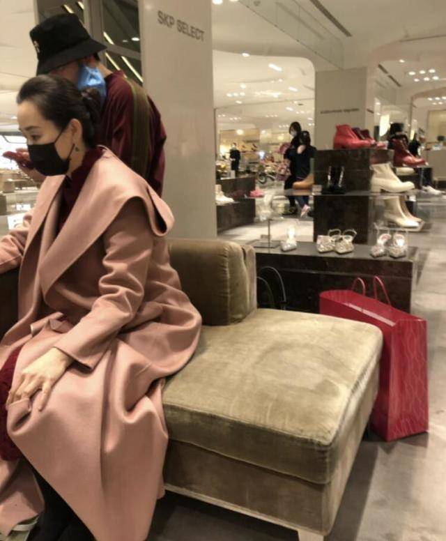 网友偶遇林依轮夫妇甜蜜逛街,主动和粉丝聊天,妻子西华气质超好_儿子