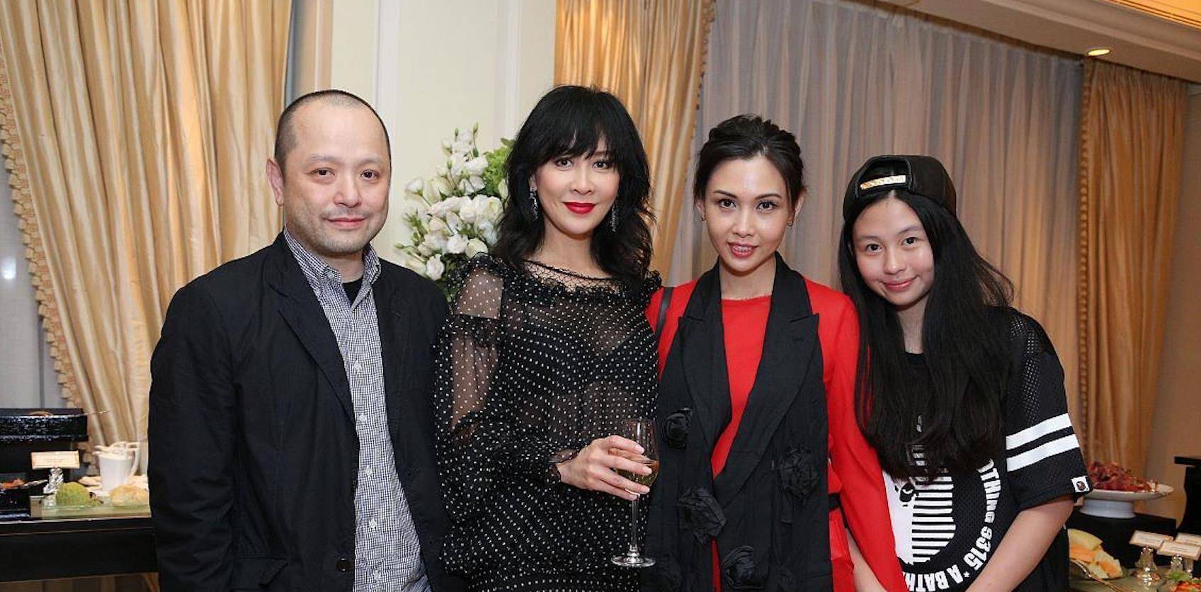 一代女神邱淑贞,她老公头发半秃太老气,夫妻俩同框像父女俩_王晶_中国