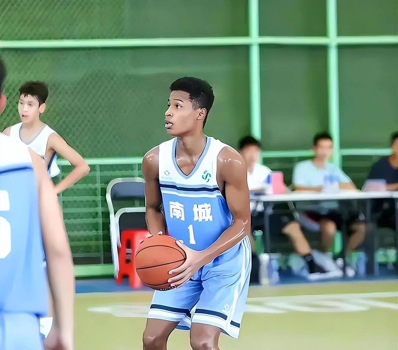 与哥哥彰中非不一样,华非接受专业篮球训练更早,所以除了作为混血球员