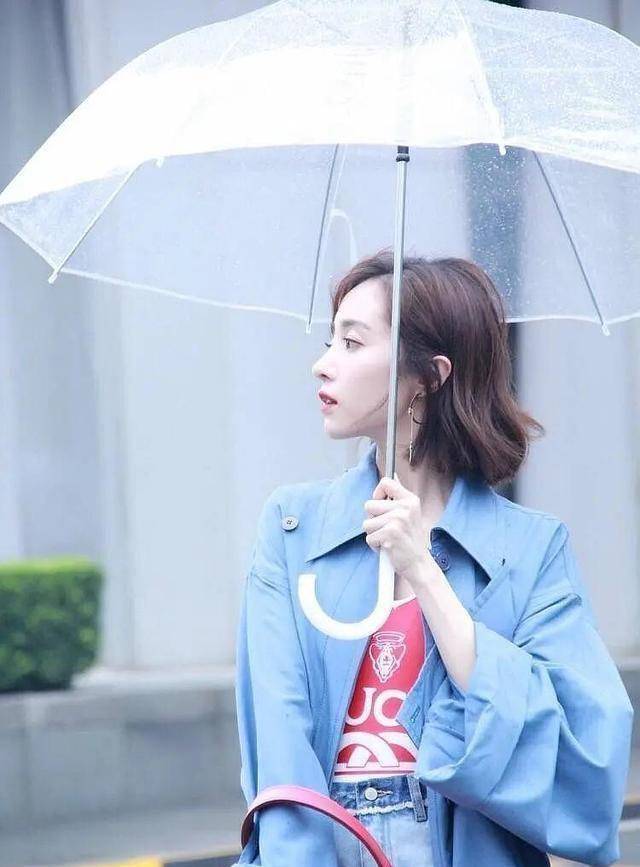 李沁成了雨天最美风景,baby清新又明亮_气质_张韶涵_感觉