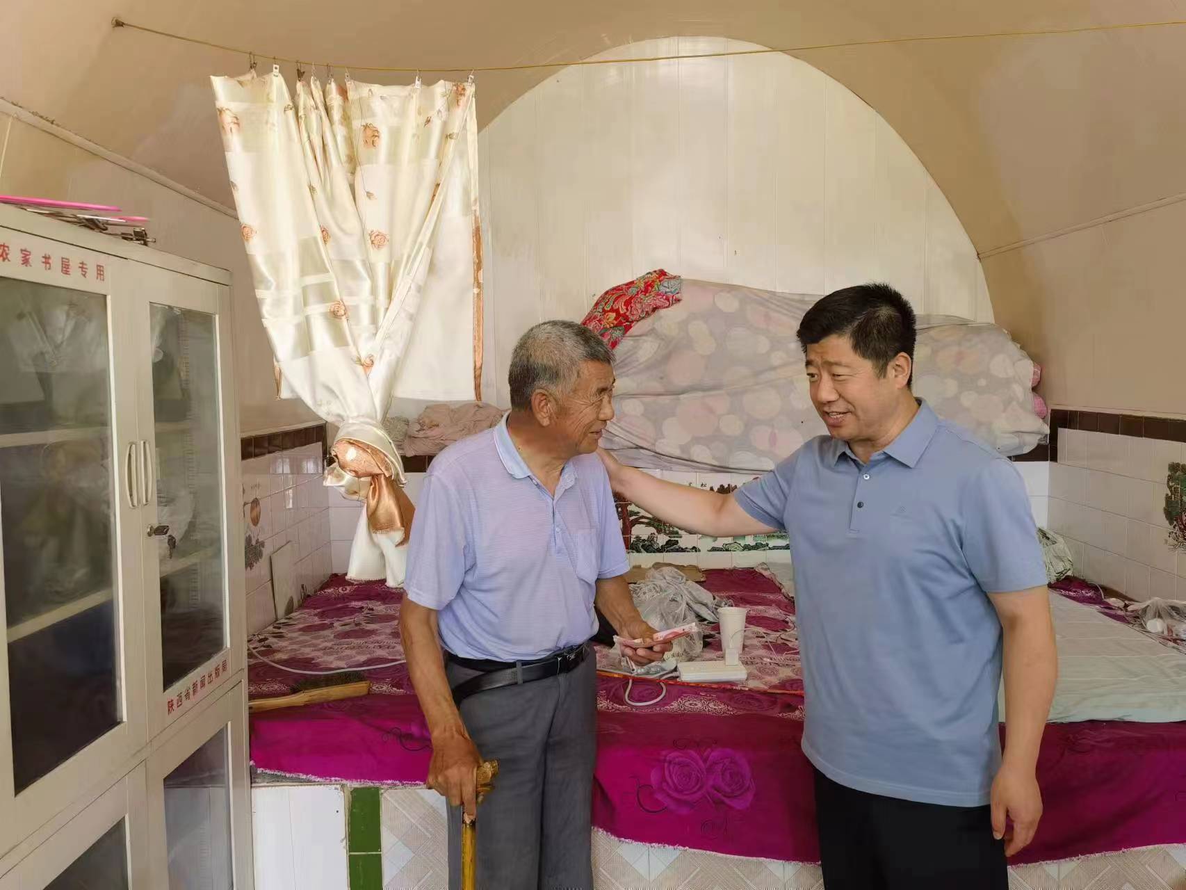 横山法院党组书记,院长李刚看望慰问老党员,驻村工作队并开展巡河工作