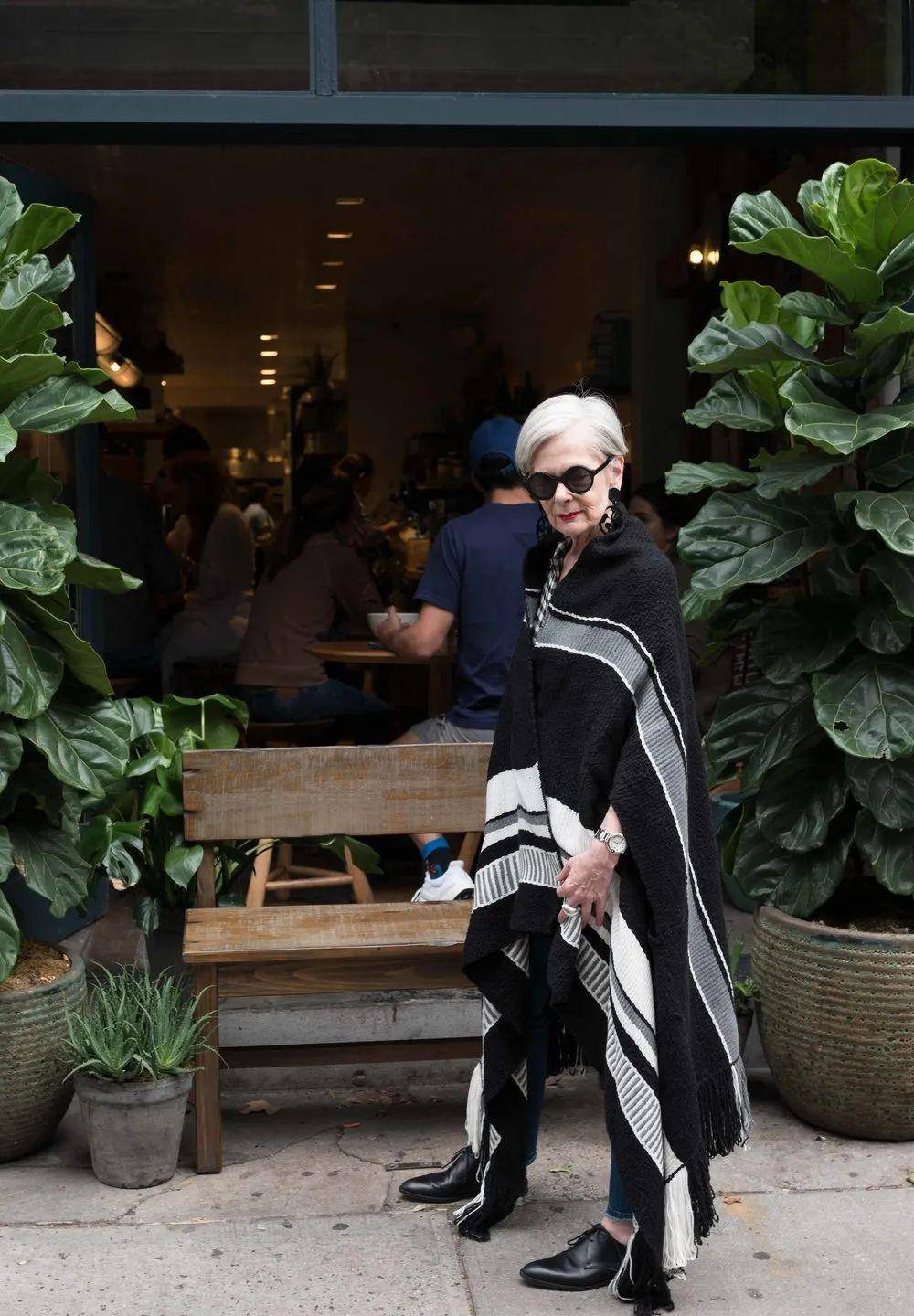 lynslater的黑色长围巾搭配黑色平底鞋和墨镜,让这套穿搭更加活泼有