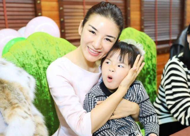 黄毅清晒女儿视频并公开承认是黄奕拍的,网友竟喊话:复合吧_孩子_微博