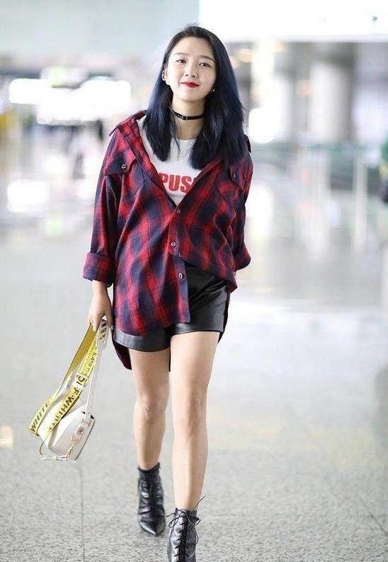 何洁瘦了20斤现身机场,网友:p图痕迹这么明显竟然还是小粗腿!