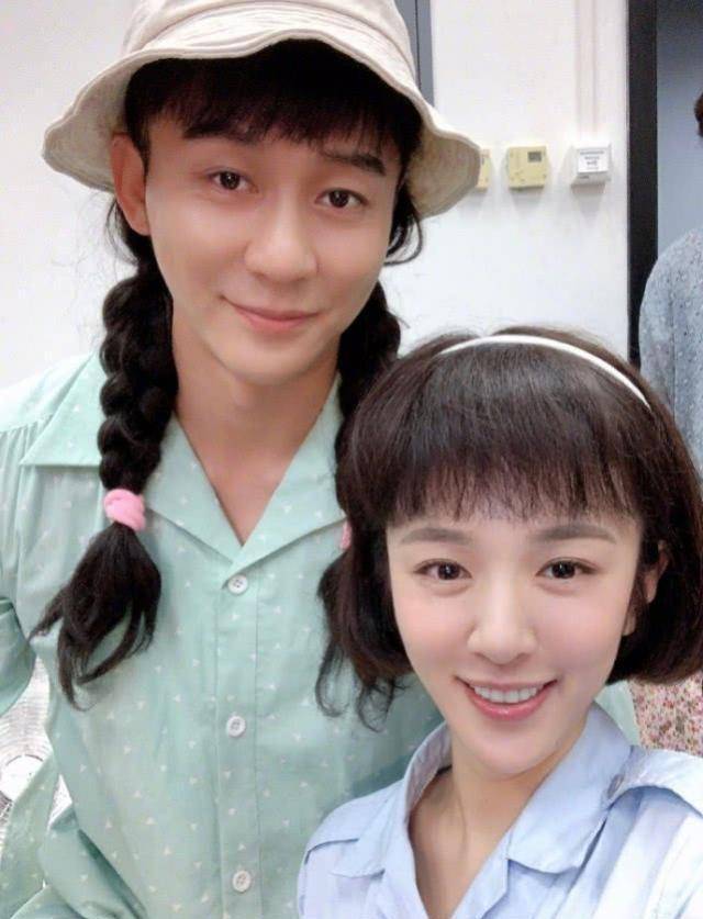 画面之中的李晨非常的搞笑,他男扮女装的对着镜头笑着,而且扎着二个大