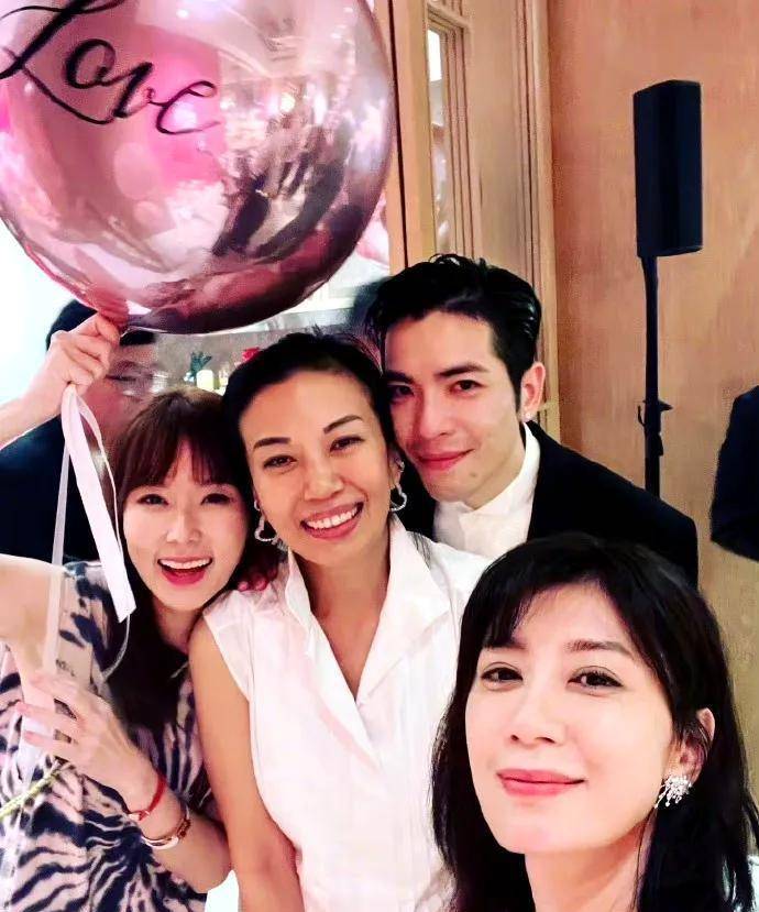 36岁萧敬腾求婚50岁女友成功了!将迎娶经纪人,女方陪伴16年修成正果!