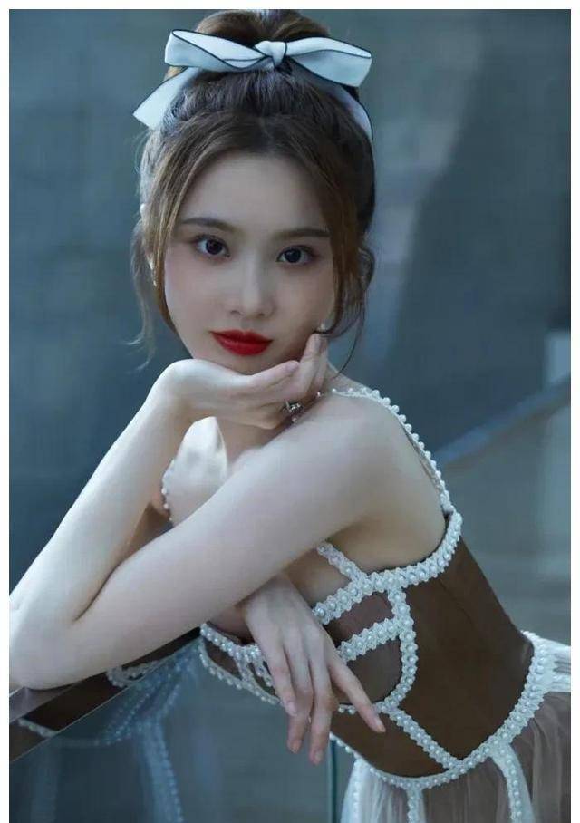 一个不温不火很低调,同为谋女郎境遇咋不同_张艺谋_刘浩存_张慧雯