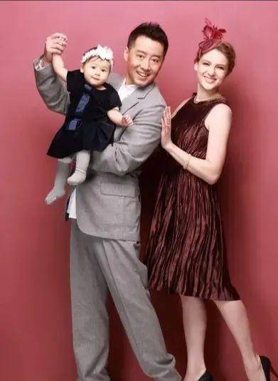 蔡国庆弟弟:颜值不输哥哥却五音不全,爱好画画娶国外老婆_蔡军_孩子