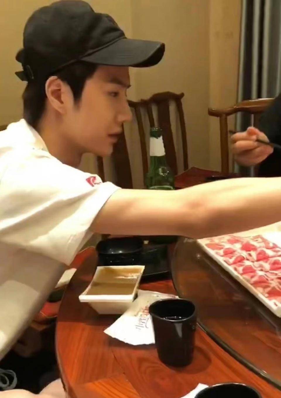 《陈情令》开播四周年,于斌晒肖战王一博聚餐视频,剧组氛围非常好