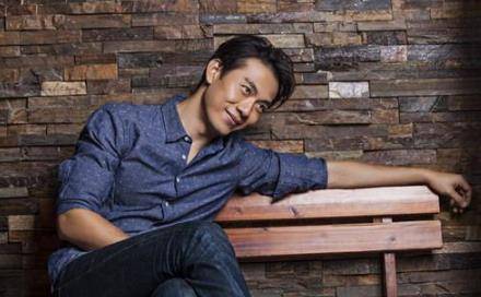 新加坡电视一哥,不愿放弃中国身份,获奖无数甘愿回来跑龙套_戚玉武