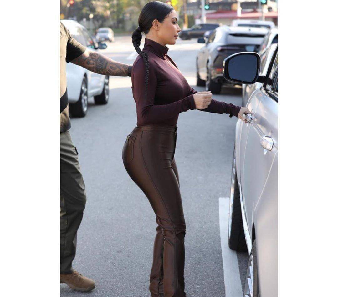 金·卡戴珊穿黑色紧身衣秀细腿,腰线也很美,科勒穿牛仔干练潇洒_减肥