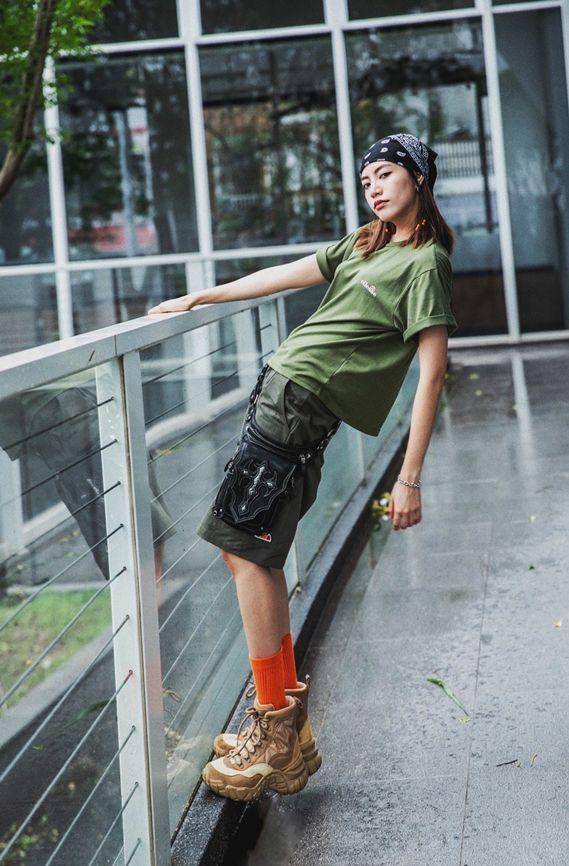 焦曼婷将绿色短袖衬衫搭配工作风短裤,不仅打破了传统的甜美形象,还给