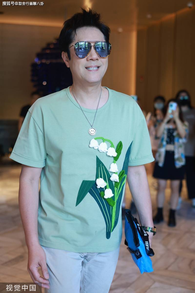 蔡国庆录制《披荆斩棘3》,蒋依依医院看急诊,刷手机等待叫号_生活