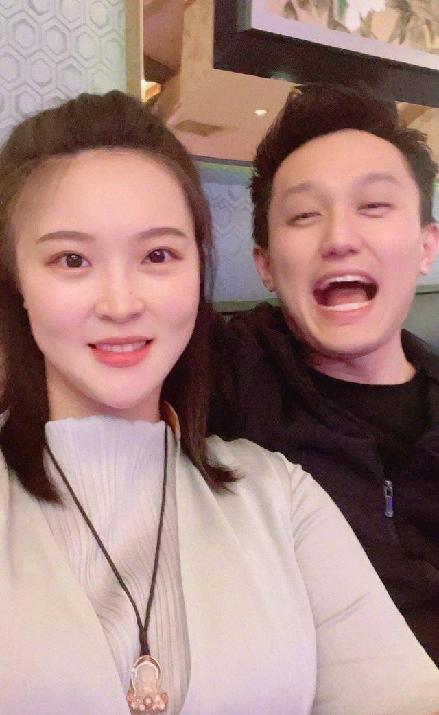 惠若琪发合照,庆结婚纪念日,丈夫搞笑配合_杨臻博_才子杨_人生