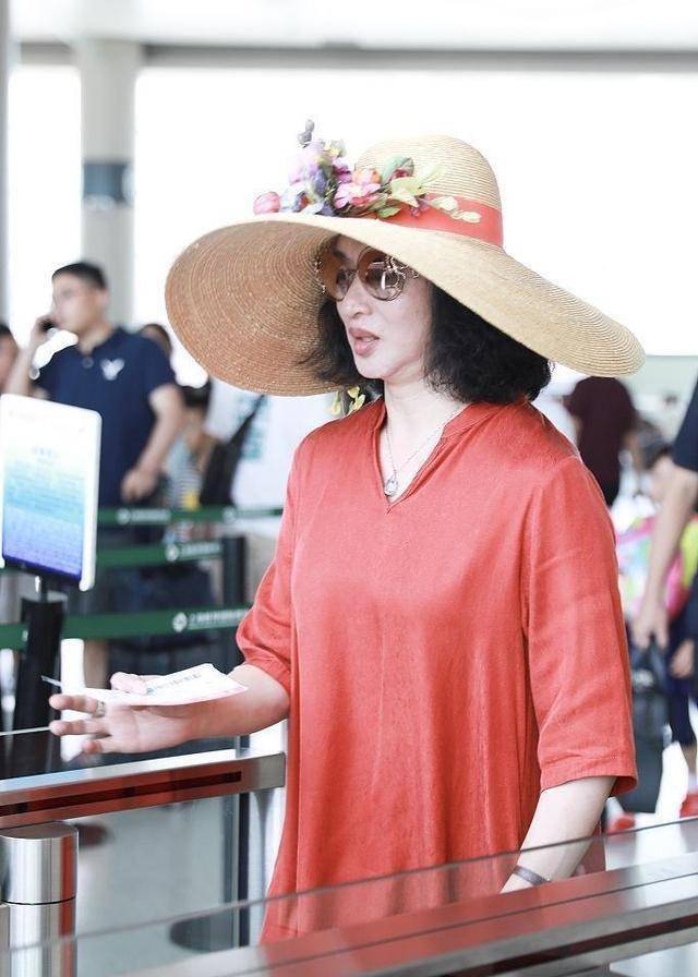 金星造型夸张亮相机场,图四拍出了精髓!