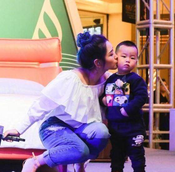 何洁晒照为儿子庆生,7岁七宝与妹妹,温馨互动_孩子_小孩_兄妹俩