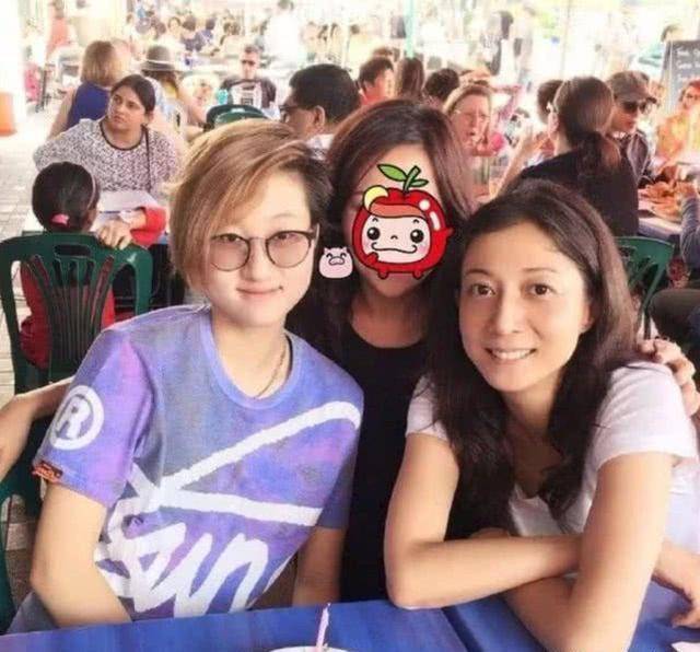 吴绮莉懒理女儿现状,45岁的她穿深v装拍照颜值爆表!_吴卓_人生_成龙大