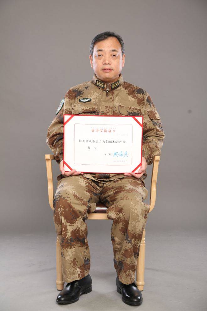 范进忠一直工作在军队院校教学工作一线.2007年12月被授予大校军衔.