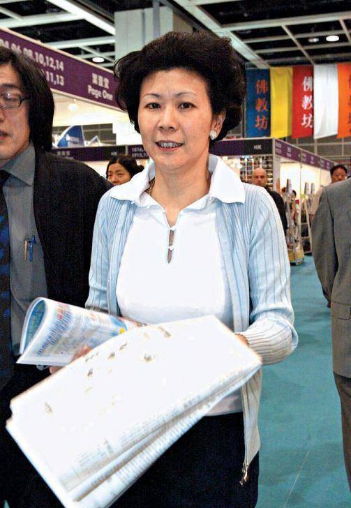 上帮助李嘉诚的女人之外,李嘉诚还应感谢这两位女人:王俪桥和梁洛施