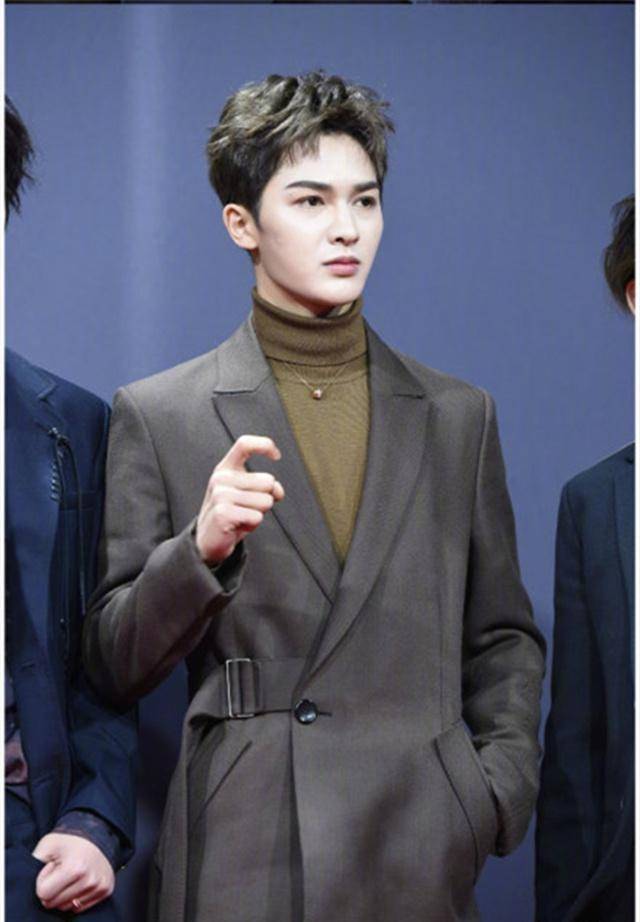 微博之夜ninepercent红毯,蔡徐坤的风衣很瞩目,小鬼手势最显眼_西装