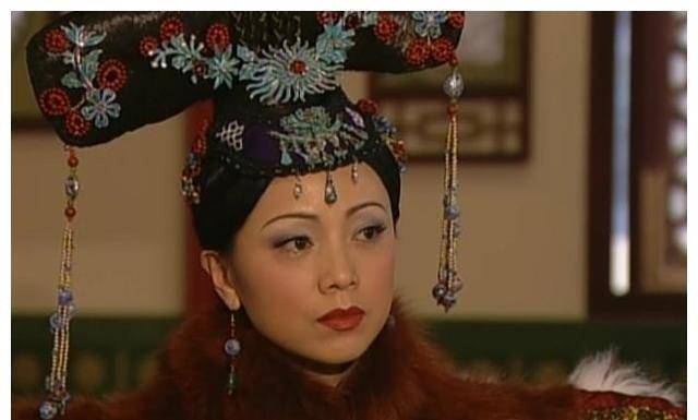 皇后娘娘"在剧中的性格非常的独特,她的性格也非常的大胆,但是邓萃雯