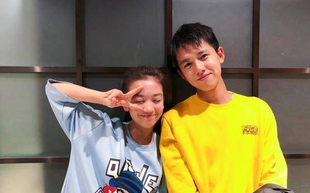 万鹏咬唇妆怪异,代露娃笑容感染人,看到张耀的小腿,我心如小鹿_剧中