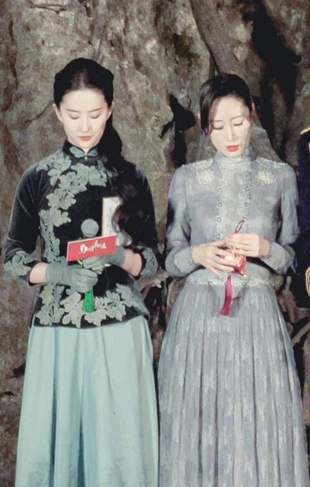 刘亦菲和刘敏涛合影,气质神韵极其相似,确定不是失散多年的姐妹_刘民