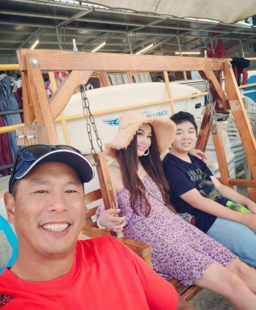 9,袁弘晒出一家三口泳池照袁弘和张歆艺,算是娱乐圈为数不多不作假,不