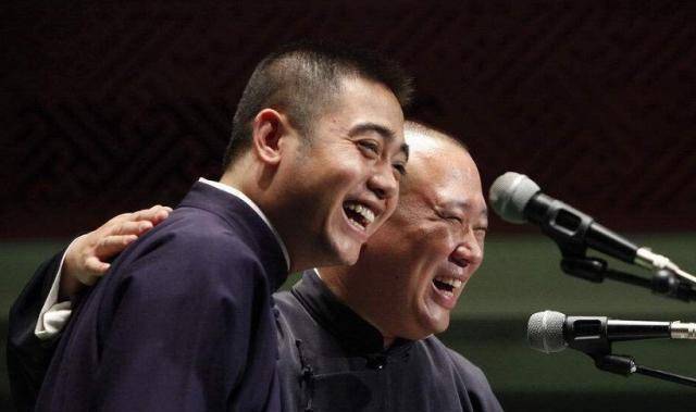 把相声说成"高危职业",安抚张云雷被写黑衣男_媒体_兄弟_男子