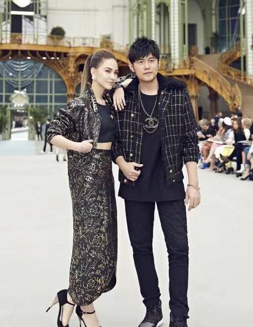 两人均未做出回应,经过甜蜜的恋爱后,携手走进婚姻的殿堂,为了给昆凌