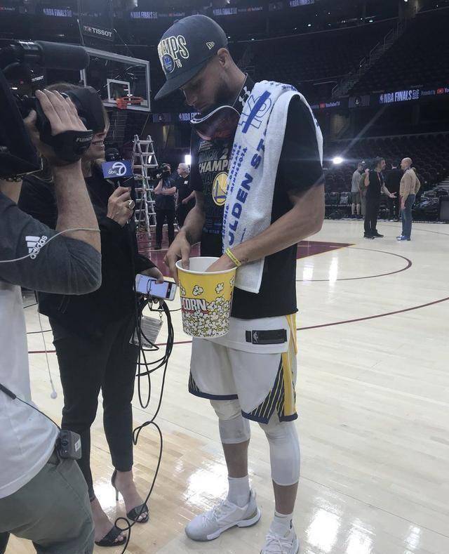 库里的萌神气质多方位呈现,太爱吃爆米花,这美食好吃在一点上_袋子