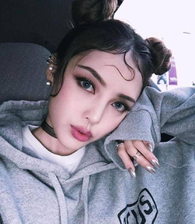 美妆博主真的只能看脸pony全身照曝光粉丝心碎_化妆_照片_视频