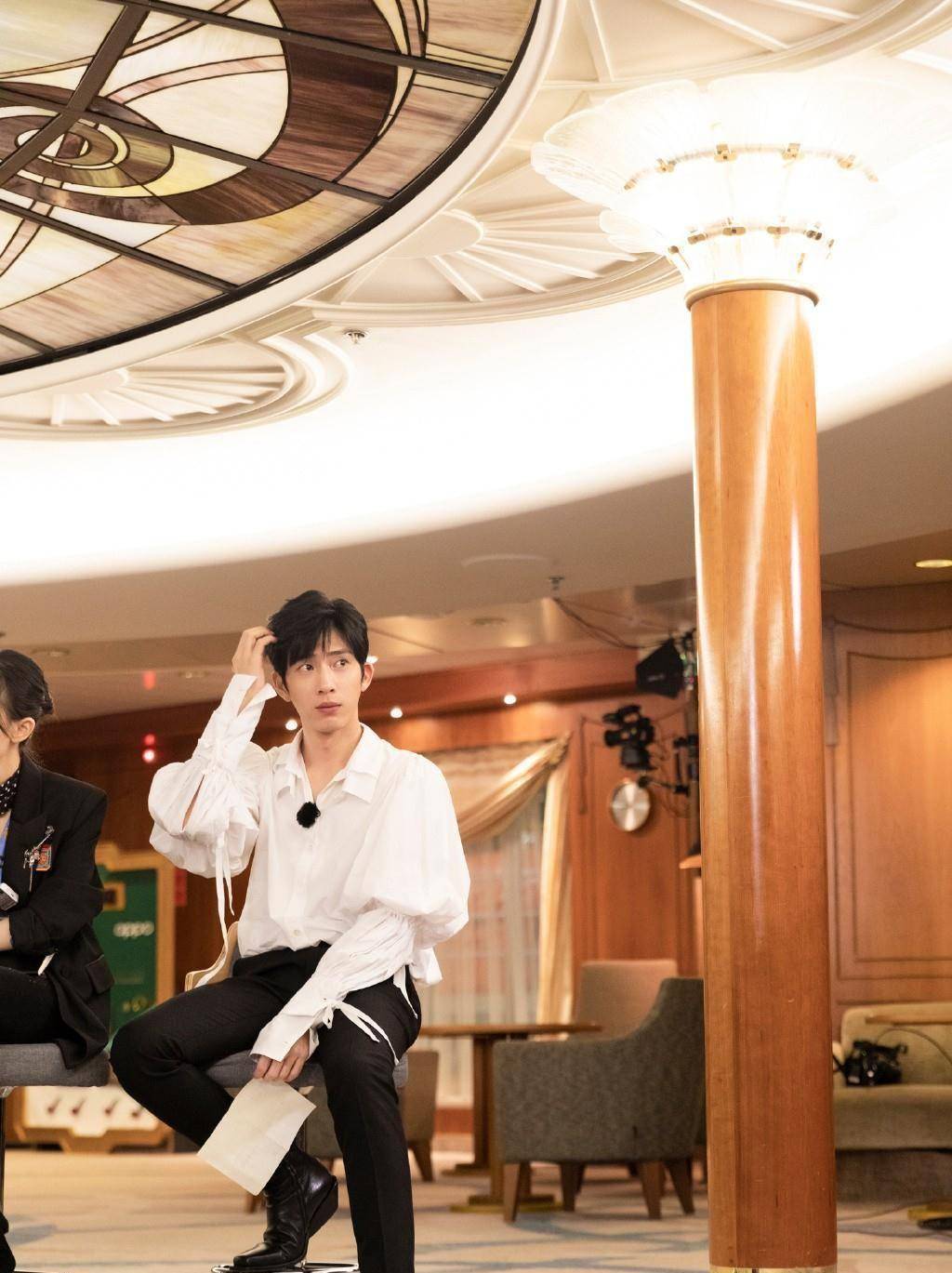 井柏然这少年感太强了,穿白色衬衫出镜,举手投足更像18岁少年_长裤