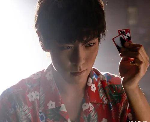 崔胜铉 - 《老千:神之手》剧照卢载沅:他于2021年首次亮相,透过在《尹