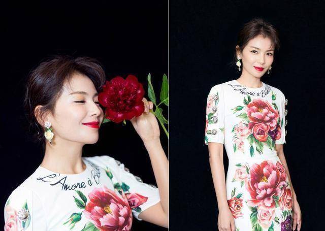 刘涛一身印花连衣裙出席活动,期间笑起来的样子美极了!