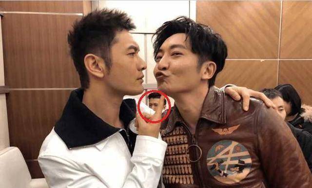 明星合影里的"抢镜王":王源俏皮,赵丽颖无辜,甜馨惹人疼_表情_关系