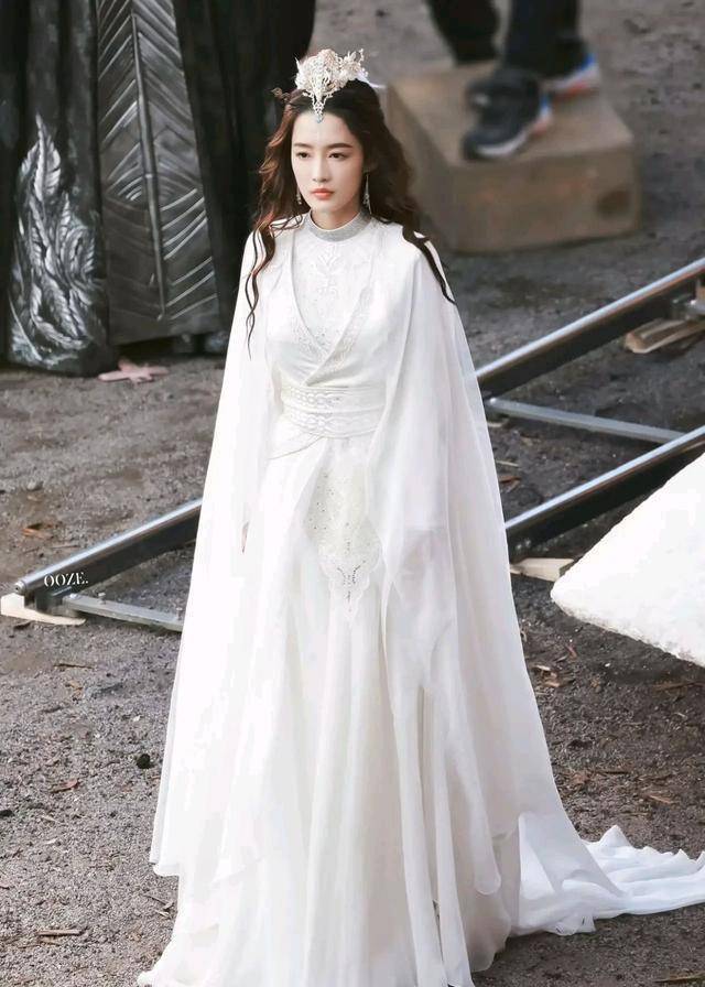 李沁秋冬装又美又飒,与任嘉伦合作的《请君》中抢亲镜头霸气侧漏_红衣