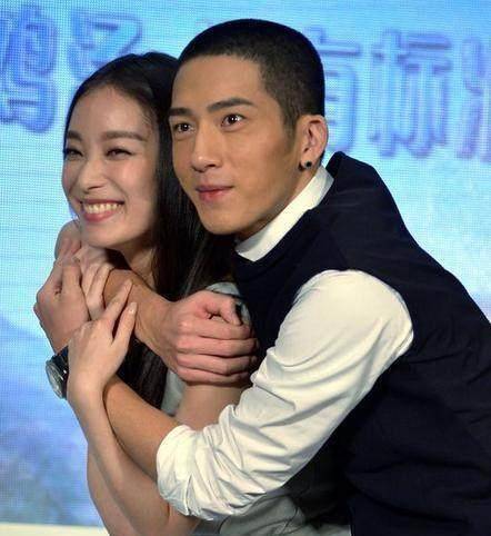 井柏然八年戴同一副耳钉只因一个承诺难道是女友送的_倪妮_协作_郑爽