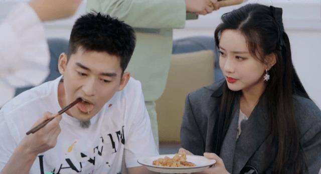 孟子义给张翰吃烤酸菜,两人用同一双筷子,张翰很明显在避嫌_cp_赖冠霖