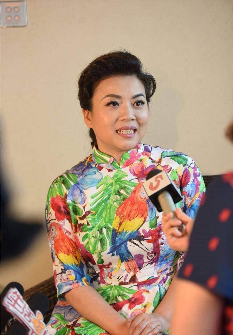 张也回乡探亲被拍,素颜穿印花衫与妇女无异,但气质一看就不普通_时尚