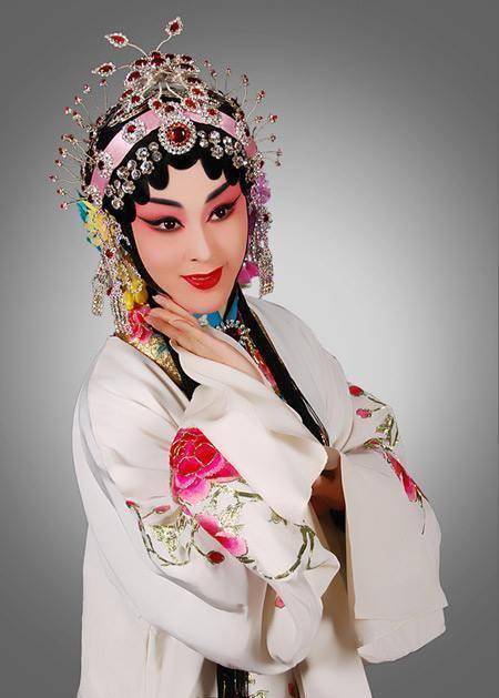 京剧刘桂娟曾是央视戏曲频道常客后谣传被封杀,张馨月如今成常客_艺术