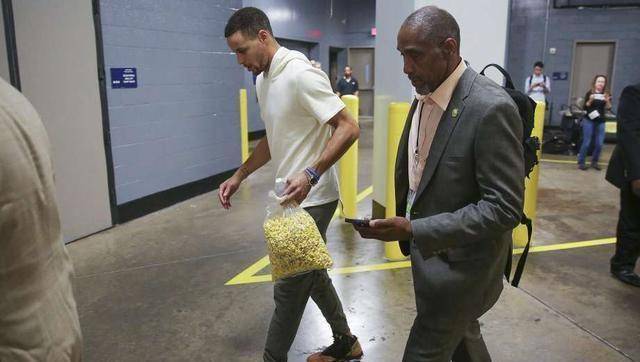 库里的萌神气质多方位呈现,太爱吃爆米花,这美食好吃在一点上_袋子