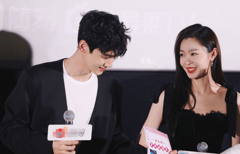 白敬亭宋轶公开撒糖,甜蜜对视搂肩同行,小白高情商回复上大分_网友