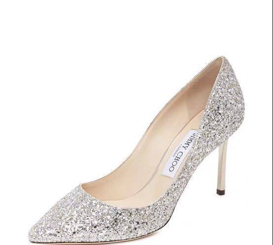 lrogervivierlsaintlaurenparis看到这一双黑色漆皮红底的高跟鞋,想必